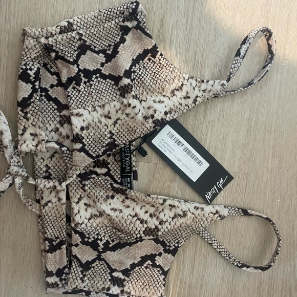 Nasty gal snake print bikini set - Picture 3 of 4